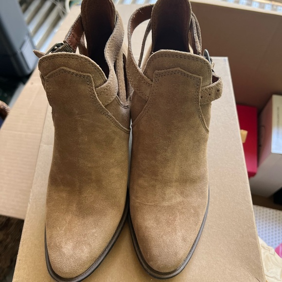 LUCKY BRAND ☘️ ANKLE BOOTS! Size 7 they are suede and taupe in color! - Picture 5 of 7
